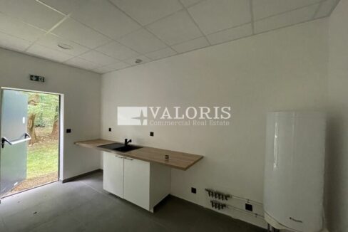 184733594_69_008612_3