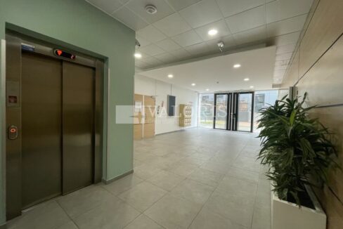 812218767_69_007621_2