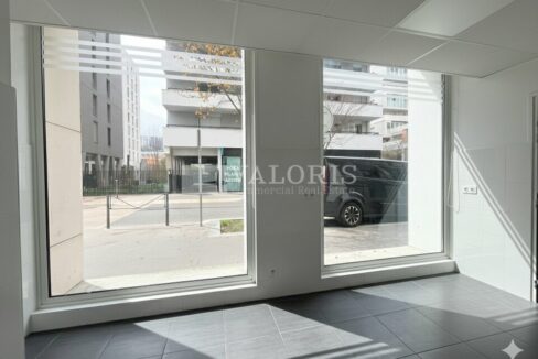 890068633_69_009253_4