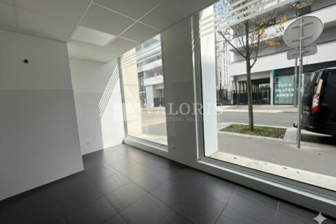 890076218_69_009253_10