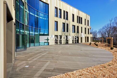 057482455_69_002355_4