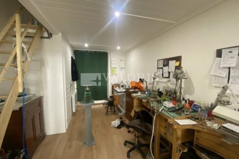 065959796_69_009239_5