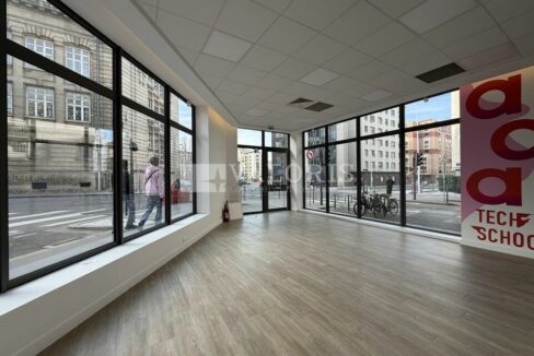 096980539_69_006145_18