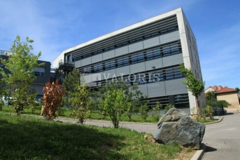 133601642_69_008383_9