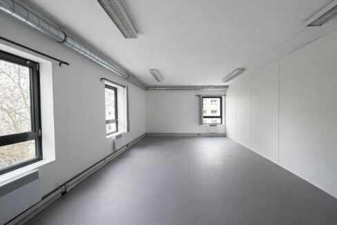 142675598_69_006647_4