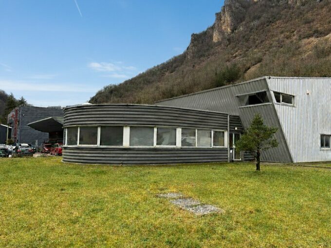 Local d'activit&eacute;s de 1 074m&sup2; à la vente