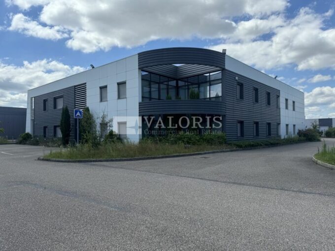 Local d'activit&eacute;s de 3 506m&sup2; à la location