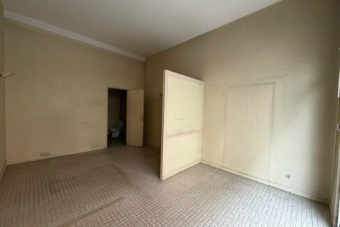 568281357_69_009600_8