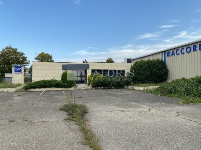 Local d'activit&eacute;s de 2 927m&sup2; à la vente
