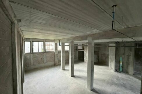 933789965_69_006428_3