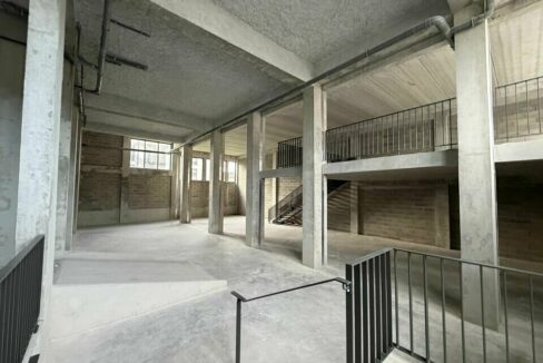 933875797_69_006428_4