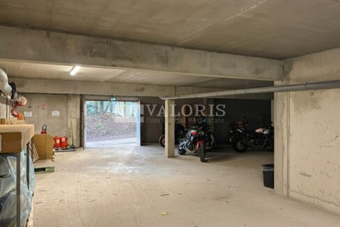 411955043_69_009749_4