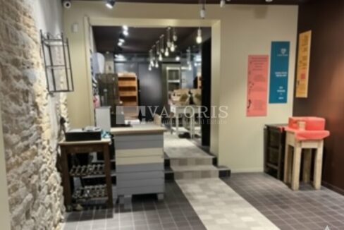 801988437_69_008791_4