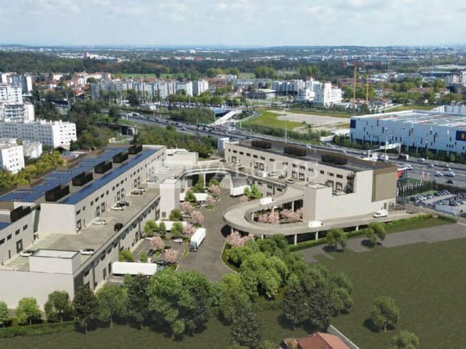 Local d'activit&eacute;s de 360m&sup2; à 8 619m&sup2; à la location