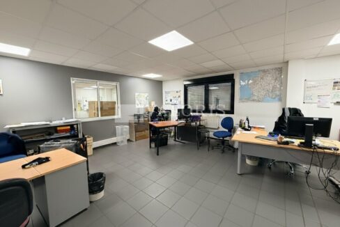 905613630_69_009656_5