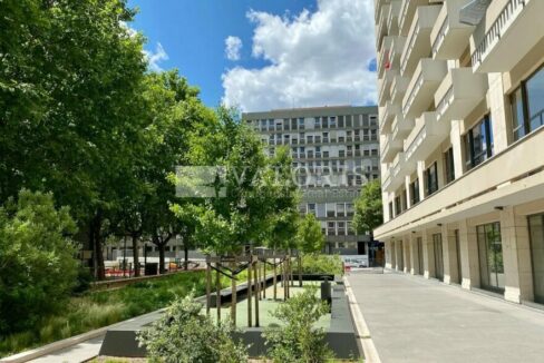 076391615_69_007651_3