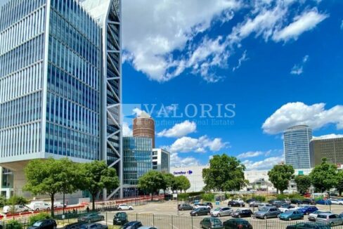 076392567_69_007651_4