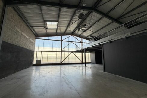 121485982_69_005739_3