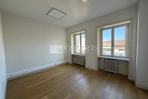 229460412_69_009800_3