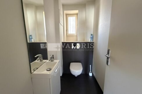 229473353_69_009800_4