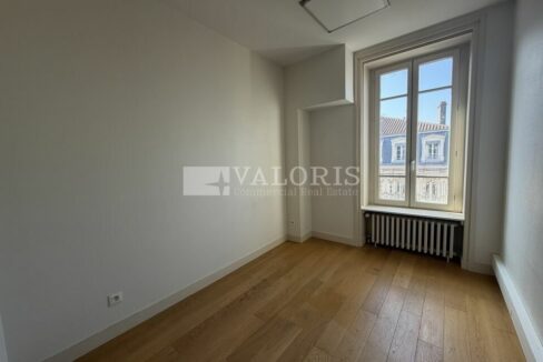 229485704_69_009800_5