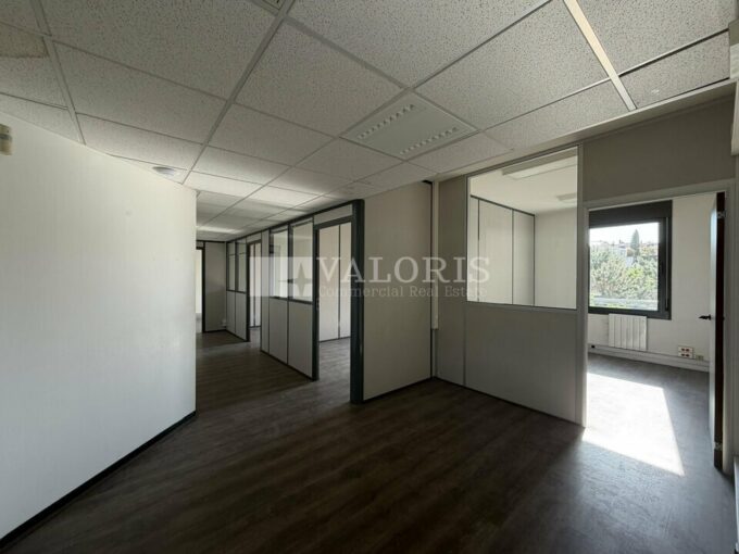 Bureau de 76m&sup2; à 900m&sup2; à la location