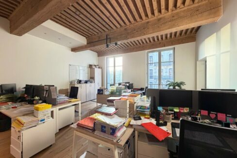 448951212_69_009738_8