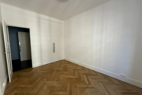 481879815_69_009596_4