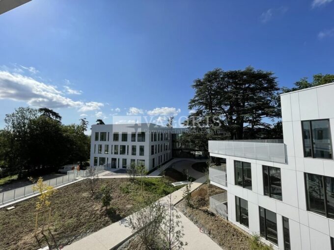 Bureau de 195m&sup2; à 497m&sup2; à la location