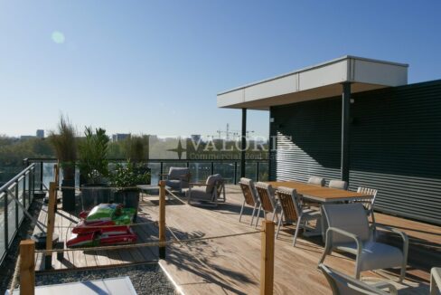 702364763_69_007759_3