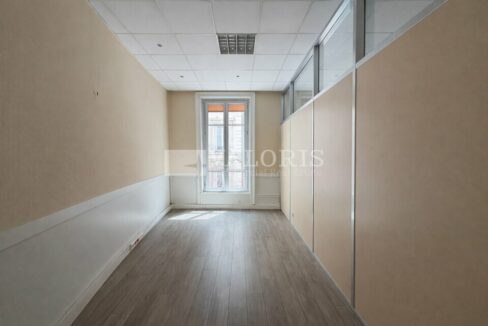 917272404_69_008922_2