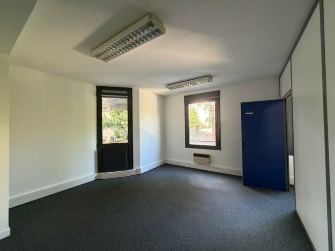 Bureau de 76m&sup2; à 900m&sup2; à la location