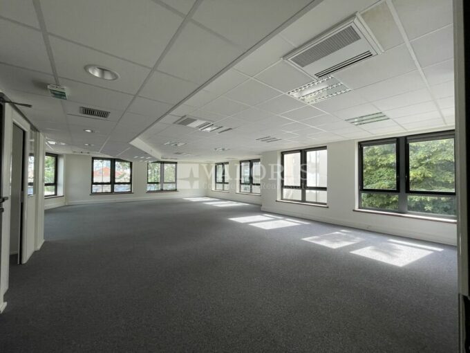 Bureau de 135m&sup2; à 2 396m&sup2; à la location
