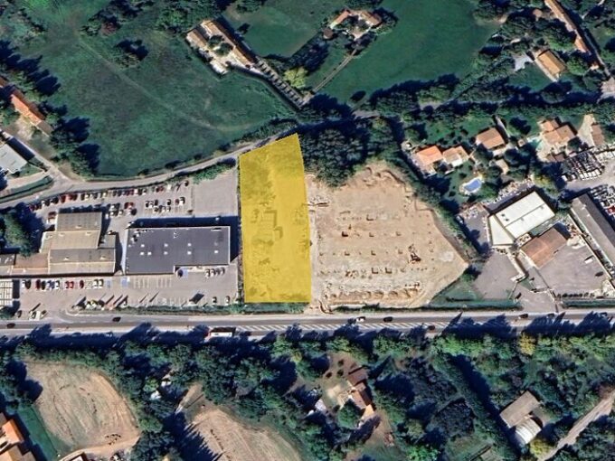 Terrain de 4 200m&sup2; à la vente