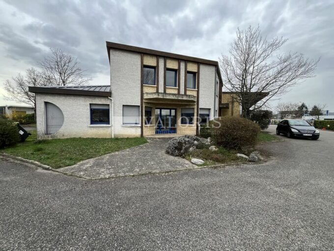 Local d'activit&eacute;s de 1 590m&sup2; à la location