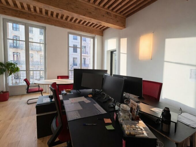 Bureau de 321m&sup2; à la location