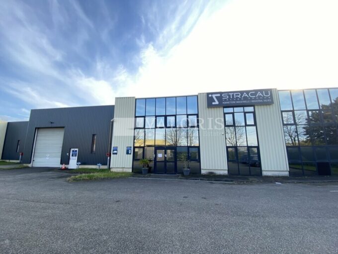 Local d'activit&eacute;s de 1 858m&sup2; à la location