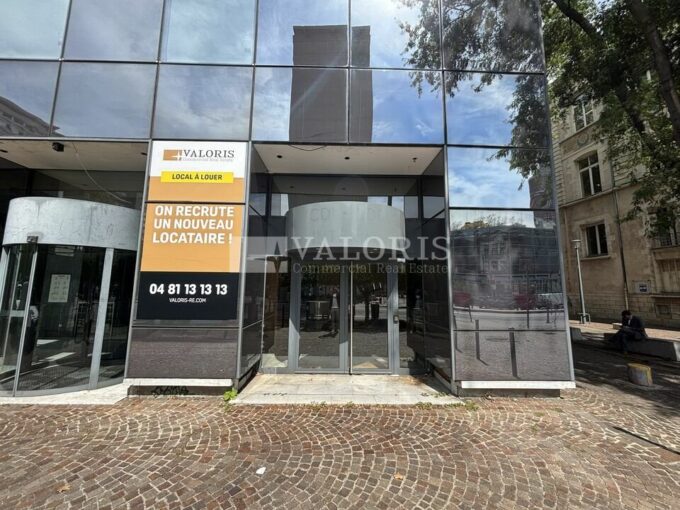 Commerce de 94m&sup2; à la vente