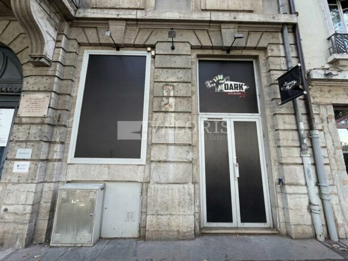 Commerce de 240m&sup2; à la location