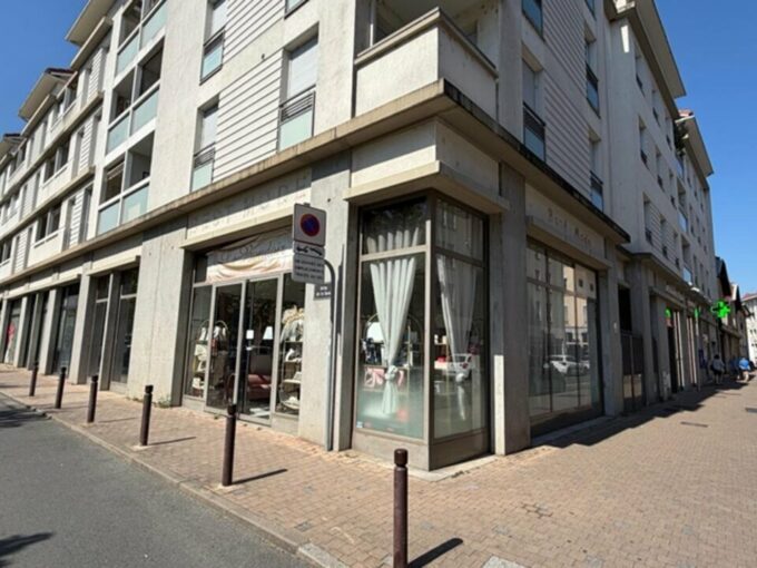 Commerce de 102m&sup2; à la location