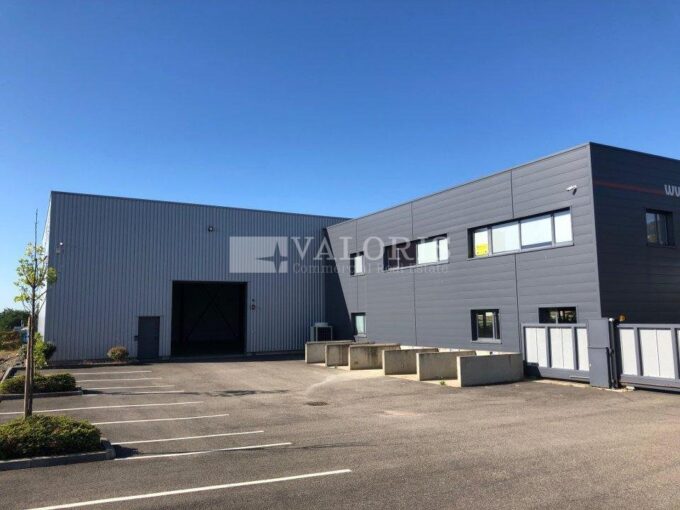 Local d'activit&eacute;s de 800m&sup2; à la location